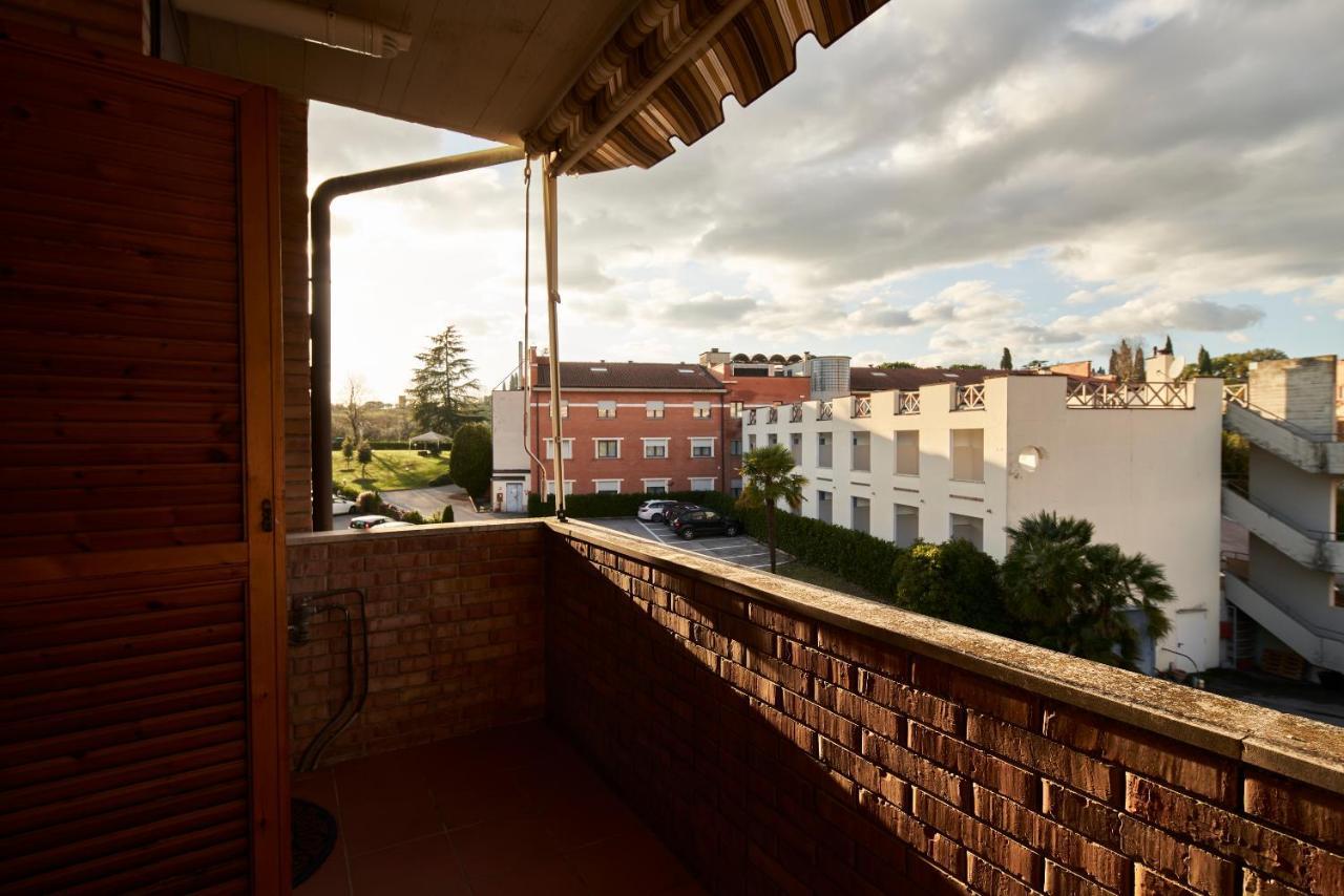 Апартаменты Little Brick House On Siena Hills With Balconies Экстерьер фото